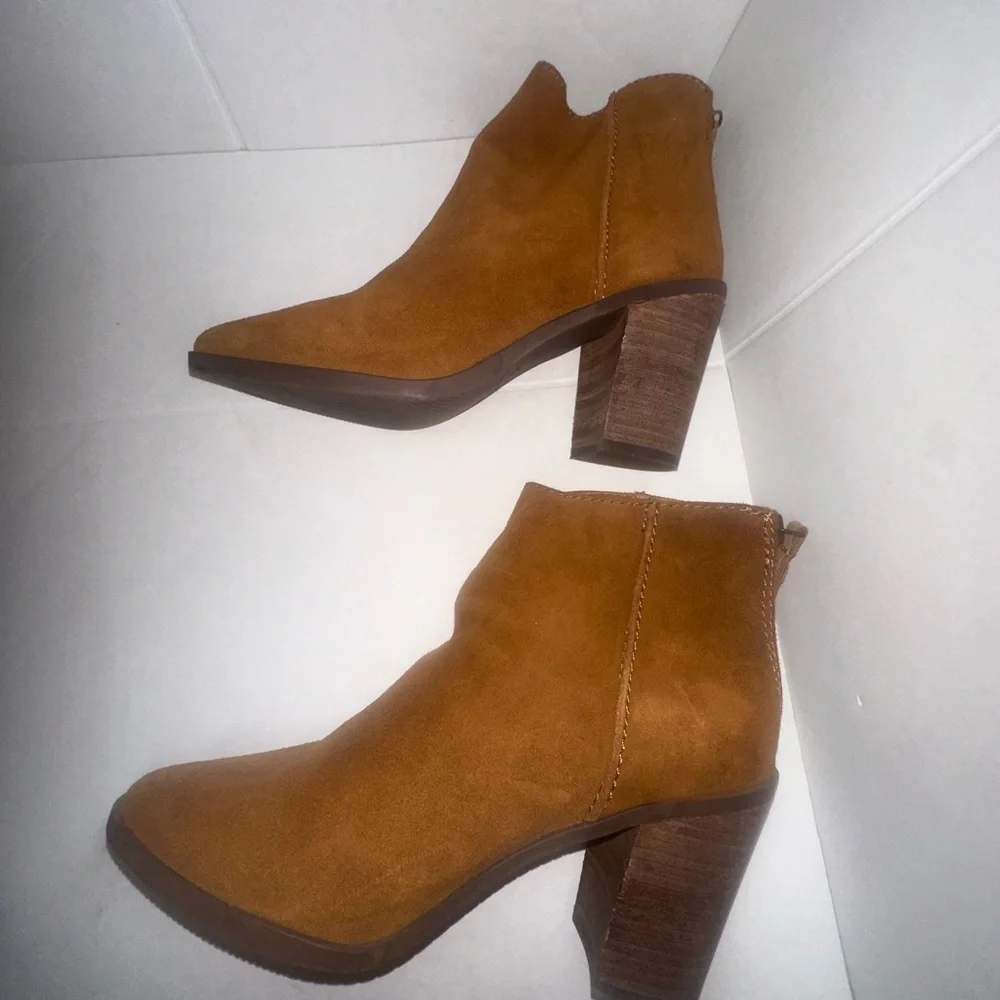 Women's boots in light brown suede size 7. (107)